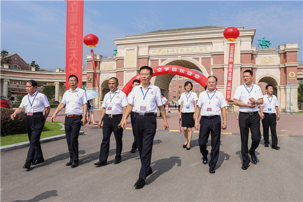 學(xué)院領(lǐng)導(dǎo)在校門前迎接新生到來(lái).jpg