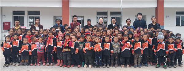 “四季優(yōu)美乃拖小學”合影.jpg