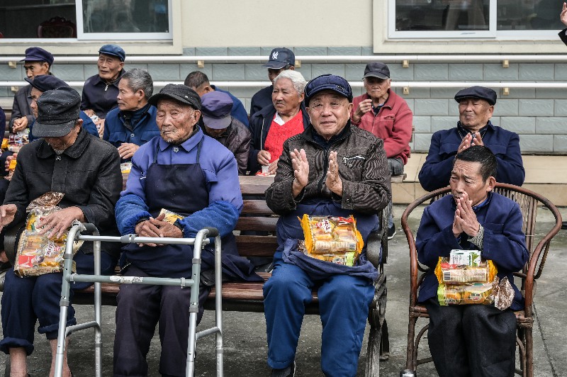 1603432377209435.jpg 老人們看著精彩的節(jié)目表演 (2)~1.jpg